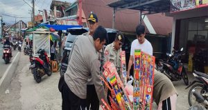 Polsek Pesisir Tengah Polres Pesisir Barat Razia Petasan Dalam Melaksanakan Kegiatan Ops Cempaka Krakatau 2023