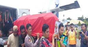 Dua Anggota TNI-Polri Yang Gugur Saat Pengamanan Sholat Teraweh Telah Diterbangkan Ke Jayapura