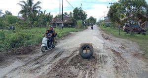 Miris..!!! Kondisi Jalan Rahadi Usman Desa Sungai Pelang Kondisinya Sangat Memperhatikan, Pemkab Ketapang Jangan Tutup Mata