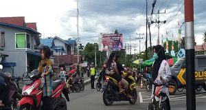 Personil Gabungan Polres Kapuas Hulu Lakukan Pengamanan dan Pengaturan Arus Lalu lintas Di Pasar Juadah