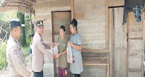 Jalankan Perintah Kapolri, Kapolsek Cambai Salurkan Bantuan Sembako Kepada Masyarakat Kurang Mampu Di Kelurahan Sindur