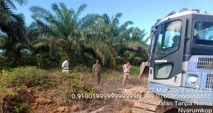 Babinsa 1202 – 08/SKS dan Masyarakat Laksanakan Kerja Bakti Pelebaran Jalan
