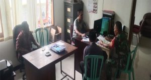 Babinsa Sertu Imron Komsos Bersama Perangkat Desa Gemiring