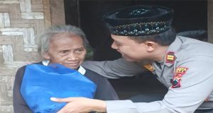 Aksi Berbagi Sembako ke Masyarakat, Kapolsek Tayu Peduli Sesama