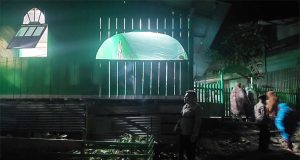 Polsubsektor Baya Biru Dan Anggota Pos Pol Ndeotadi 99, Jaga Kamtibmas Saat Sholat Tarawih