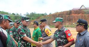 Dandim 1202/Skw Sambut Panglima TNI Kunjungi Perbatasan