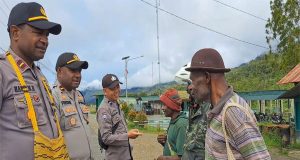 Patroli Jalan Kaki Kasat Binmas dan Kapolsek Mapia Lakukan Jumat Curhat