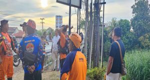 Gunakan Perahu Karet, Petugas Gabungan Lakukan Pencarian Pria Nekat Loncat Ke Sungai