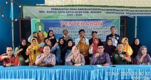 Bantuan Peralatan Kerja Kegiatan Pemberdayaan Dari Dinas Sosial Fakir Miskin Perdesaan Tahun Anggaran 2023 Diserahkan Langsung Oleh Kepala Desa Karimunting
