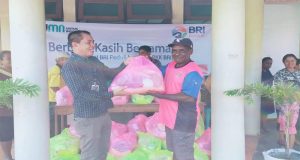 BRI Serui Bersama PKK BRI Menyalurkan Bantuan Berbagi Kasih Di Gereja