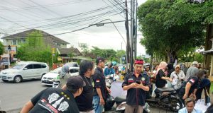 Jumat Berkah FKJR Korlap Kota Wonosari Bagikan Ratusan Takjil di depan Pemda Gunungkidul