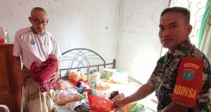 Babinsa Koramil 1202-08/Singkawang Selatan Serahkan Bantuan ke Pensiunan TNI