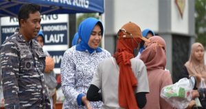 TNI AL Ketapang Berbagi Ta,Jil Dengan Masyarakat Sekitar