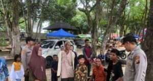 Personel Pengamanan di Pos Yan Wisata Pantai Singkawang, Sampaikan Himbauan Kamtibmas