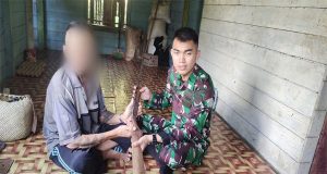 Bentuk Kepercayaan Warga Desa Binaan, Satgas Pamtas Yonarmed 5/105 Trk Pancagiri Terima satu Pucuk Senpi Rakitan Dari Kegiatan Komsos