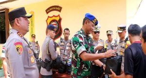 Kapolda Kalbar Berikan Bingkisan Lebaran Kepada Personel Pos Pengamanan Pasir Panjang Singkawang