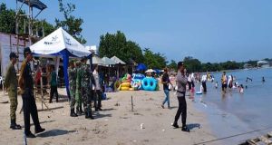 Himbauan Disampaikan Personil Pos Pantau Polres Jepara, di Tempat Wisata Pantai Teluk Awur