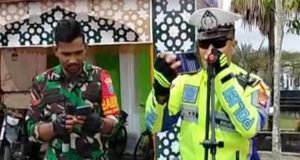 Sinergitas TNI – Polri, Nyanyi bersama didepan Posko Pengamanan Ops Ketupat Kapuas 2023