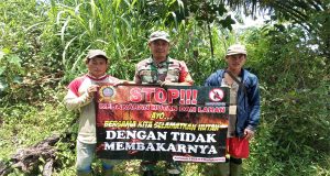 Jalin Komsos, Babinsa Desa Bhakti Mulya Ingatkan Warga Bahaya Karhutla