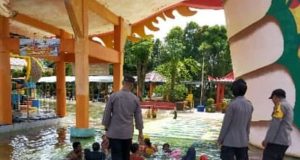 Petugas Pengamanan Obyek Wisata Taman Cinta Sampaikan Himbauan Kamtibmas Kepada Masyarakat