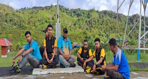 Jaga Kebersihan Mako Polsek Mapia Lakukan Giat Jumat Bersih