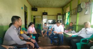 Kegiatan Mengunjungi Salah Satu Rumah Keluarga Korban TKI llegal di Kel. Kuala Polsek Singkawang Barat Polres Singkawang