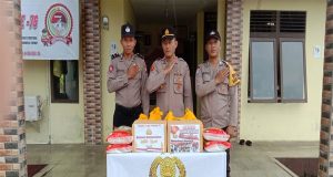 Kapolsek Kuala Mandor B IPTU Agus Suryana, SH Bersama Bhabinkamtibmas Melakukan Penyaluran Bantuan Kemanusiaan