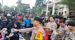 Aksi Humanis Kapolresta Pontianak Bagikan Nasi dan Minuman Kepada Peserta Unjuk Rasa