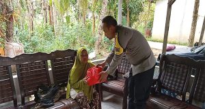 Bentuk Kepedulian Kepada Warga Yang Kurang Mampu Polsek Singkawang Tengah Polres Singkawang Berikan Bansos