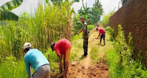 Anggota Koramil 05/Mayong Giat Kerja Bakti Bersama Warga Binaan di Jumat Bersih