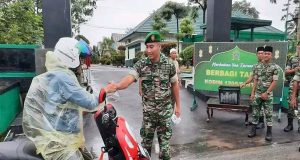 Maknai Spirit Ramadhan, Kodim 1205 Sintang Bagikan Takjil Kepada Warga