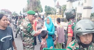 Ramadhan Berkah, Koramil 01/Banjarnegara Bagikan Takjil Pada Tukang Ojek dan Becak