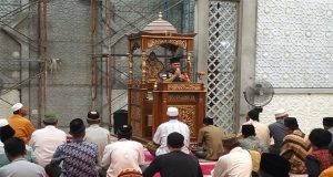 Jelang Sholat Tarawih, Babinsa Koramil 1202-03/Sry Berikan Kultum