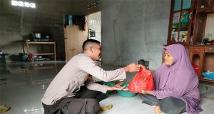 Bhabinkamtibmas Polsek Singkawang Utara Salurkan Bantuan Sosial