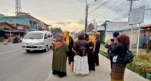 Berkah Ramadhan, Sejumlah Relawan Yayasan Bumi Sehat BCD Bersama IPJT Banjarnegara Bagikan Takjil Pada Masyarakat