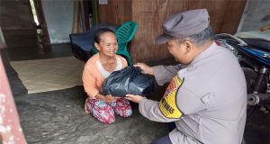 Wujud Kepedulian Polri, Bhabinkamtibmas Polsek Jajaran Salurkan Bantuan Sosial Kapolres Belitung Timur
