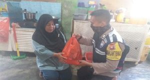 Bhabinkamtibmas Polsek Singkawang Tengah Polres Singkawang Salurkan Bansos