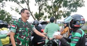 Berbagi Berkah di Bulan Ramadhan Pangdam XII/Tpr Bagikan Takjil