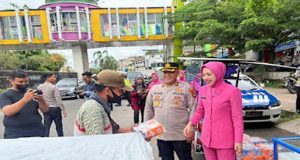 Jelang Berbuka Puasa Kapolres Prabumulih Bagi Bagi Takjil Di Kawasan PTM