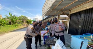 Polres Karimun Bagikan Sembako Kepada Masyarakat Yang Terdampak Kenaikan Bahan Pokok