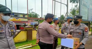 Ikhlas Membantu Sesama, Personil Polres Melawi Bantu Warga Yang Membutuhkan
