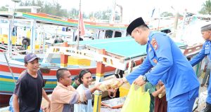 Sat Polairud Polres Beltim Bagikan 100 Paket Takjil Ramadhan Gratis Kepada Masyarakat Pesisir Desa Baru