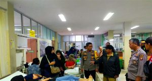 Kapolres Kubu Raya AKBP Arief Hidayat Jenguk Korban Robohnya Asrama Putri Pondok Pesantren Madrasatul Qur’an