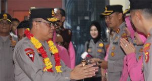 Polda Gorontalo Gelar Jajar Kehormatan Guna Melepas Pejabat Lama