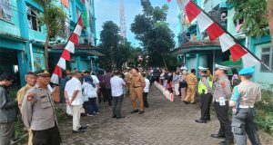 Polsek Pontianak Barat Lakukan Pengamanan kunjungan Walikota Pontianak di Rusunawa dan salurkan Bantuan Pangan Kepada Warga