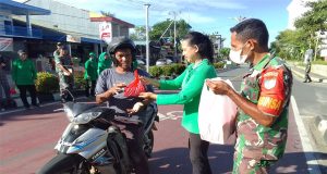 Indahnya Berbagi, Kodim 1202/Singkawang Bersama Persit Berbagi Takjil Menjelang Berbuka Puasa