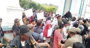 UU No 6 Tahun 2014 Tentang Desa Terkait Pilkades Serentak Di Abaikan Bupati Labusel Masyarakat Demo