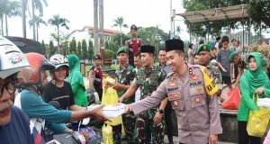 TNI dan Polri Berbagi Takjil di Bulan Ramadhan di Kawasan Alun-alun kota Jepara