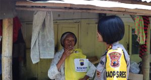 Kapolres Magelang Kota Kembali Serahkan Bantuan Sembako Untuk Warga Di Kelurahan Rejowinangun Utara dan Kemirirejo