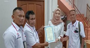 Penyerahan Surat Keterangan Tanda Terfdaftarnya Organisasi Ikatan Wartawan Online Indonesia Kubu Raya, Oleh Staff Kesbangpol Kepada DPD IWO INDONESIA Kubu Raya